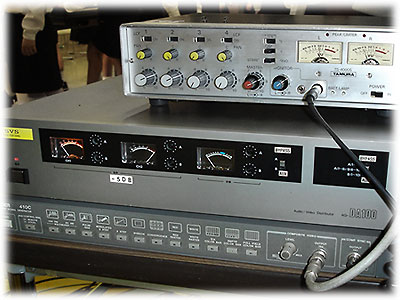 音声分配機と同期信号発生器